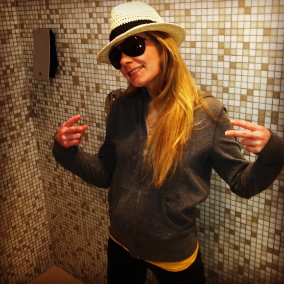 Meet your Posher, Taylor, Make me an offer! - Picture 1 of 3